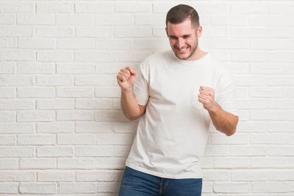 Jeune Homme Caucasien Debout Dessus Mur Briques Blanches Criant Étouffant — Photo