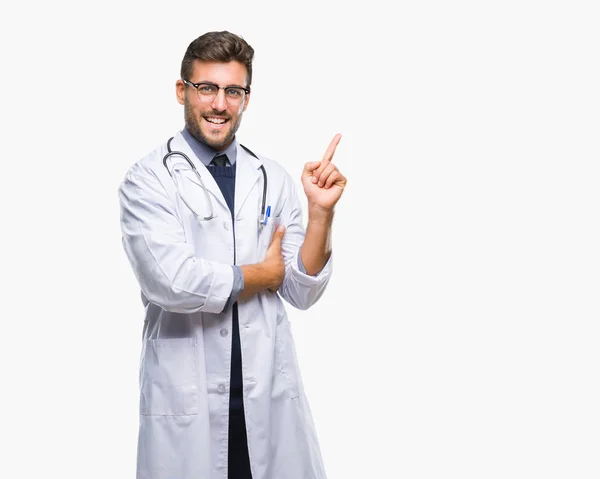 Jovem Bonito Médico Homem Sobre Fundo Isolado Com Grande Sorriso — Fotografia de Stock