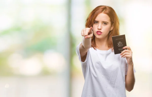 Jovem Bela Mulher Segurando Passaporte Estados Unidos América Sobre Fundo — Fotografia de Stock