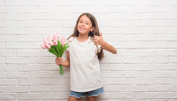 Junges Hispanisches Kind Über Weiße Ziegelmauer Mit Blumen Muttertag Glücklich — Stockfoto