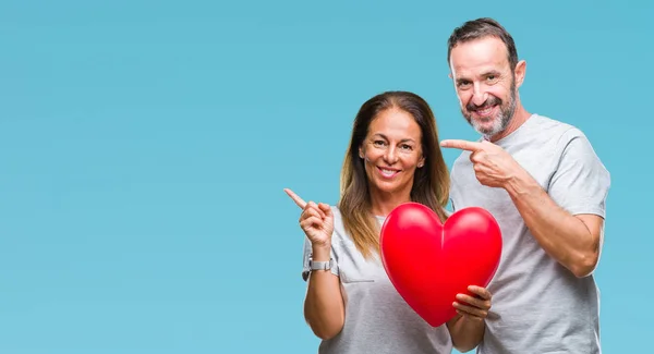 Idade Média Hispânico Casal Casual Amor Segurando Coração Vermelho Sobre — Fotografia de Stock