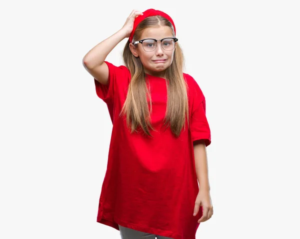 年轻漂亮的女孩戴眼镜在孤立的背景下混淆和怀疑的问题 疑惑不定 用手在头上思考 沉思概念 — 图库照片