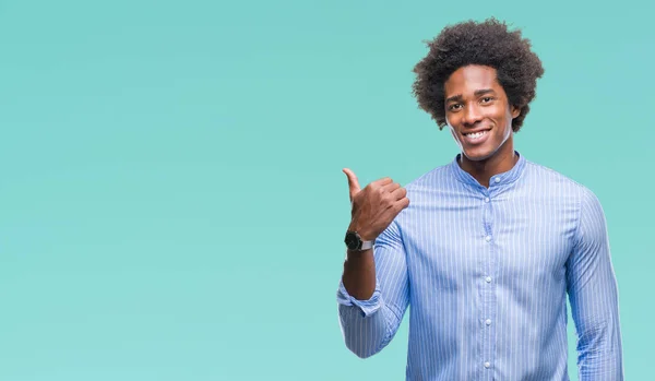 Afro Amerikansk Man Över Isolerade Bakgrund Leende Med Glada Ansikte — Stockfoto