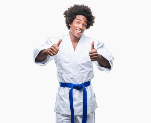 Hombre Afroamericano Usando Kimono Karate Sobre Fondo Aislado Aprobando Hacer —  Fotos de Stock