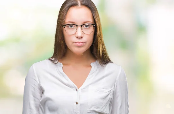 Unga Kaukasiska Vacker Affärskvinna Glasögon Över Isolerade Bakgrund Med Allvarliga — Stockfoto