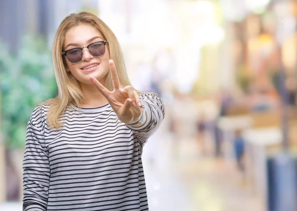 Mujer Caucásica Joven Con Gafas Sol Sobre Fondo Aislado Sonriendo — Foto de Stock