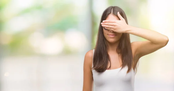 Giovane Bella Ispanico Indossa Occhiali Sole Sorridente Ridente Con Mano — Foto Stock