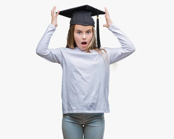 Menina Bonita Jovem Vestindo Boné Pós Graduação Sobre Fundo Isolado — Fotografia de Stock