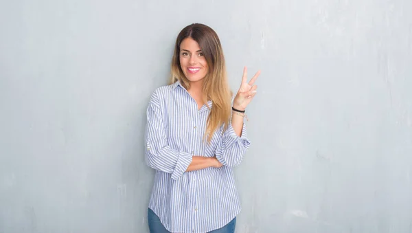 Giovane Donna Adulta Sul Muro Grigio Grunge Indossando Abiti Lavoro — Foto Stock