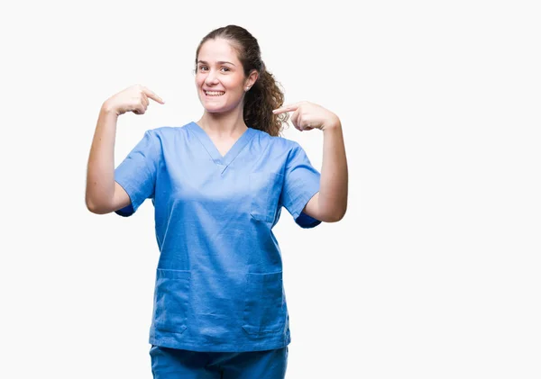 얼굴에 미소와 자신감 자부심과 손가락으로 자신을 가리키는 간호사 유니폼을 — 스톡 사진