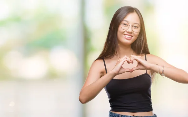 Jonge Aziatische Vrouw Bril Geïsoleerde Achtergrond Glimlachend Liefde Met Hartsymbool — Stockfoto