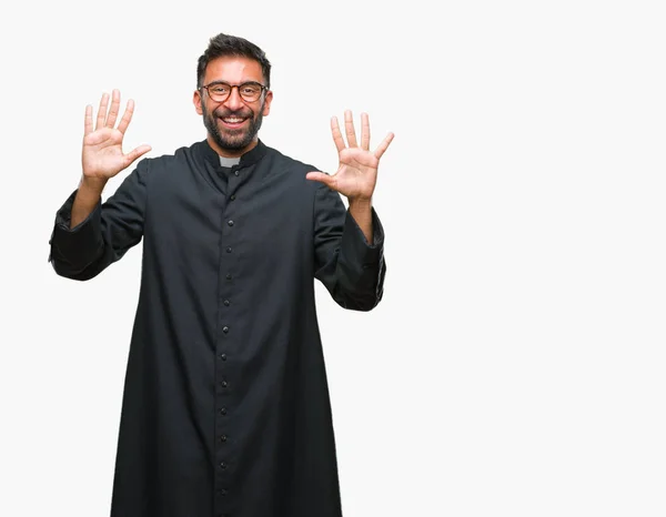Felnőtt Latin Katolikus Pap Ember Feletti Elszigetelt Háttér Bemutatás Ujjal — Stock Fotó