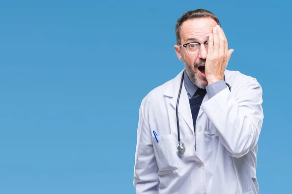 Hombre Médico Edad Madura Con Uniforme Médico Aislado Cubriendo Ojo — Foto de Stock