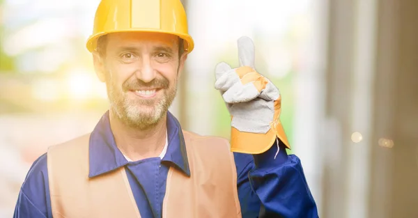 Chefsingenjör Man Byggnadsarbetare Att Höja Finger Nummer Ett — Stockfoto
