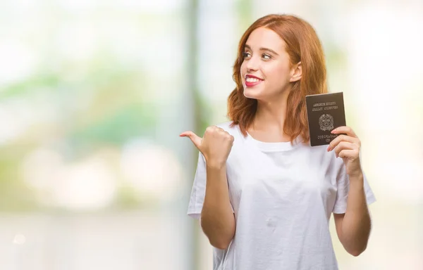 Jovem Bela Mulher Segurando Passaporte Itália Sobre Fundo Isolado Apontando — Fotografia de Stock