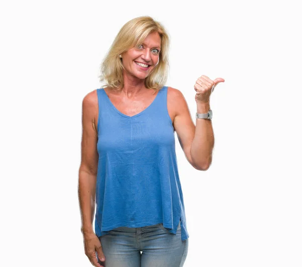 Mujer Rubia Mediana Edad Sobre Fondo Aislado Sonriendo Con Cara — Foto de Stock