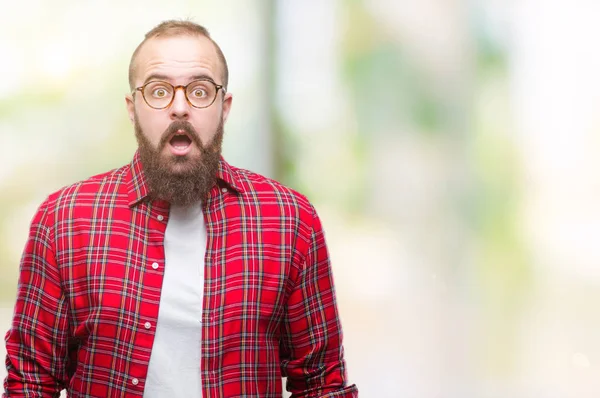 Üzerinde Gözlük Takan Genç Beyaz Hipster Adam Arka Plan Korkuyor — Stok fotoğraf