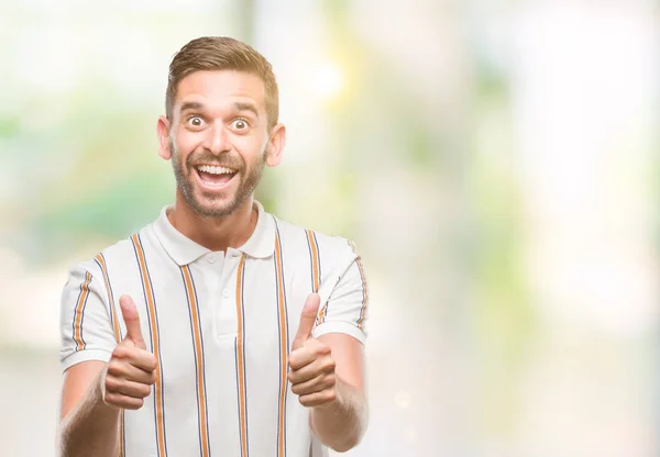 Joven Hombre Guapo Sobre Fondo Aislado Haciendo Pulgares Felices Gesto —  Fotos de Stock