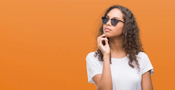 Jonge Spaanse Vrouw Dragen Van Een Zonnebril Met Hand Kin — Stockfoto