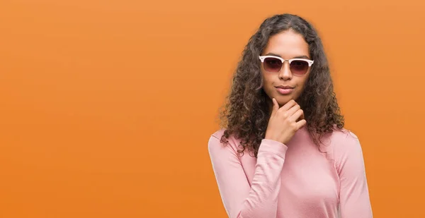 Beautiful Young Hispanic Woman Wearing Sunglasses Looking Confident Camera Smile — Stock Photo, Image