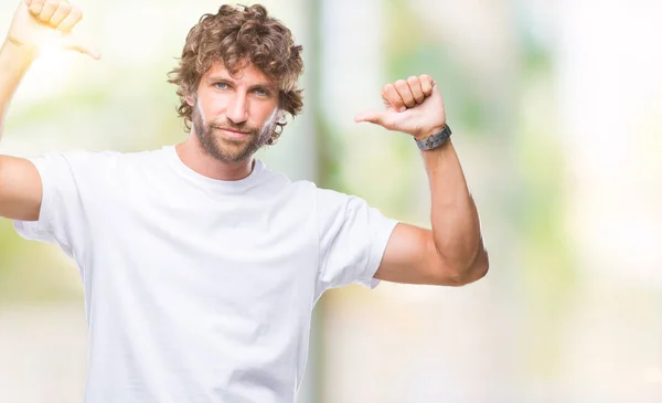 Bonito Homem Modelo Hispânico Sobre Fundo Isolado Olhando Confiante Com — Fotografia de Stock