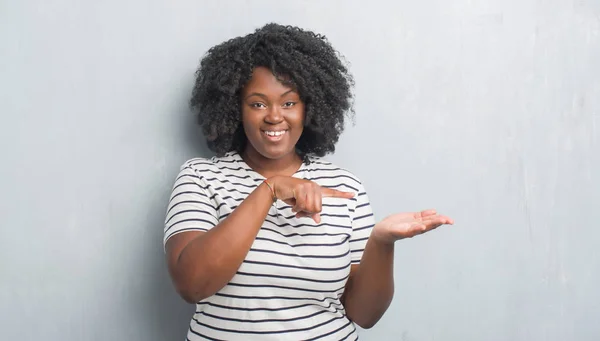 Genç Afro Amerikan Artı Boyutu Kadın Hayrete Ile Sunulması Parmak — Stok fotoğraf