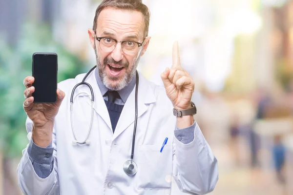 Hombre Médico Jubilado Mediana Edad Que Muestra Pantalla Del Teléfono — Foto de Stock