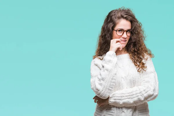 Hermosa Morena Pelo Rizado Chica Joven Con Suéter Invierno Sobre —  Fotos de Stock