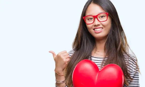 Молодая Азиатская Женщина Любви Держит Читать Сердце Изолированном Фоне Указывая — стоковое фото