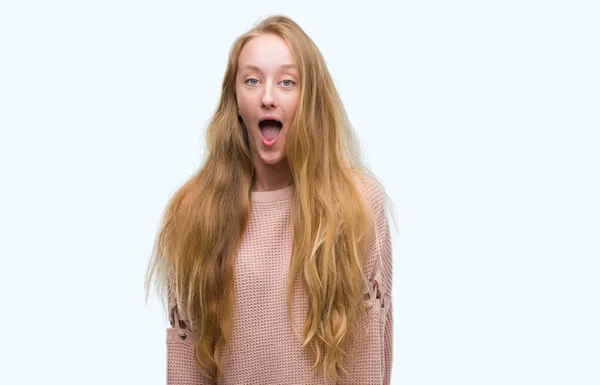 Blond Dospívající Žena Nosí Růžový Svetr Strach Šokován Výrazem Překvapení — Stock fotografie