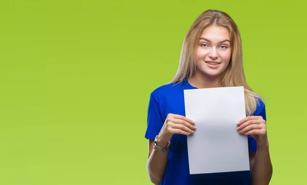 Mulher Branca Jovem Segurando Folha Papel Branco Sobre Fundo Isolado — Fotografia de Stock