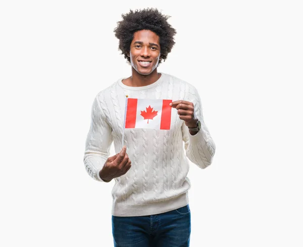 立っていると自信を持って歯を見せて笑顔で笑っている幸せそうな顔で孤立した背景にカナダの国旗をアフロ アメリカ人 — ストック写真