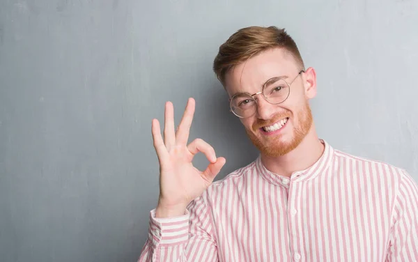 Young Redhead Man Grey Grunge Wall Doing Sign Fingers Excellent — Stock Photo, Image