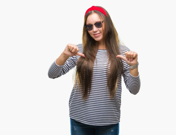 Young Beautiful Caucasian Woman Wearing Sunglasses Isolated Background Looking Confident — Stock Photo, Image