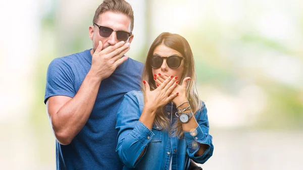 Pareja Joven Enamorada Usando Gafas Sol Sobre Fondo Aislado Sorprendió — Foto de Stock