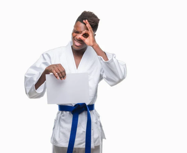 Unga Afroamerikanska Mannen Över Isolerade Bakgrunden Iklädd Kimono Håller Papper — Stockfoto