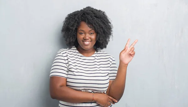 Jovem Afro Americana Size Woman Grey Grunge Wall Sorrindo Com — Fotografia de Stock