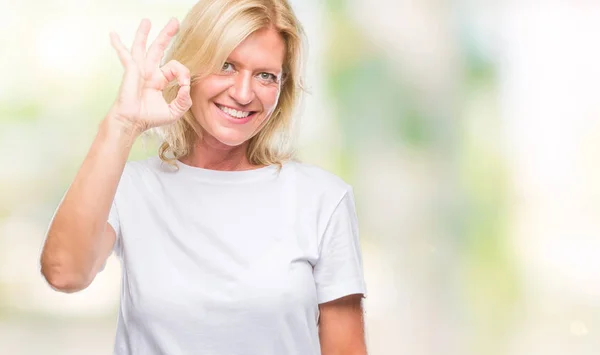 Medelålders Blond Kvinna Över Isolerade Bakgrund Leende Positiva Gör Tecken — Stockfoto