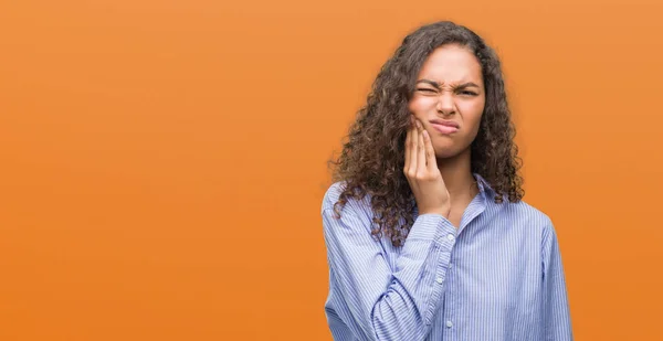 歯痛や歯の歯科病気のため痛みを伴う式で手で口に触れる若いヒスパニック ビジネス女性 歯医者コンセプト — ストック写真
