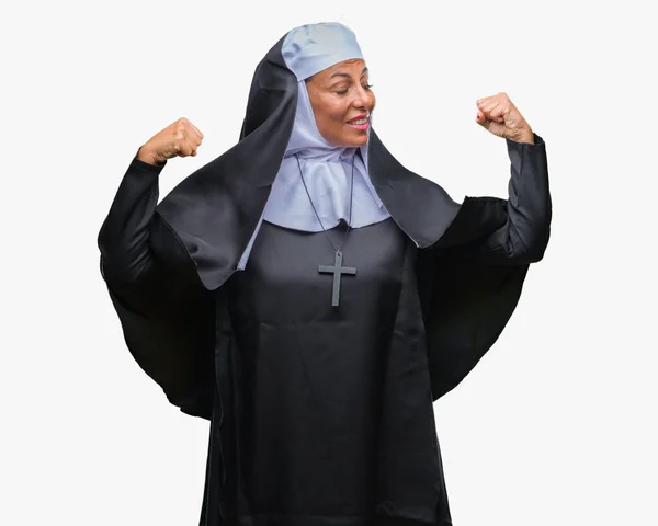 誇りに思って笑顔腕の筋肉を示す孤立した背景に中年シニア キリスト教カトリックの修道女女 フィットネスの概念 — ストック写真
