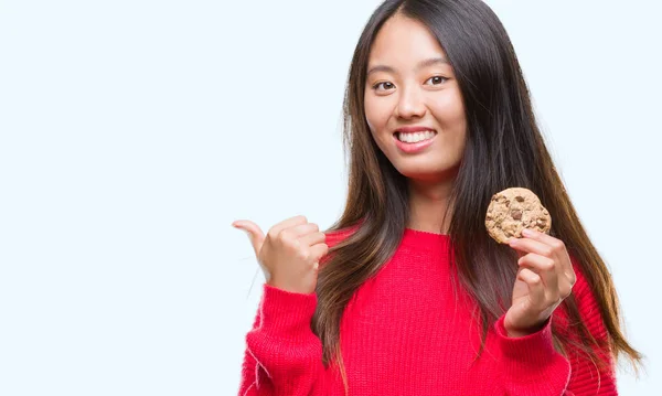 Joven Asiático Mujer Comer Chocolate Chip Cookie Sobre Aislado Fondo —  Fotos de Stock