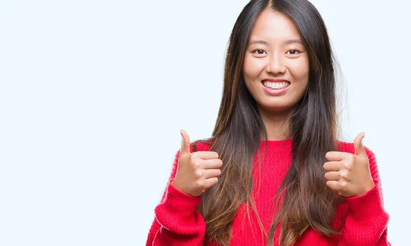 Junge Asiatische Frau Trägt Winterpullover Über Isoliertem Hintergrund Erfolgszeichen Tut — Stockfoto