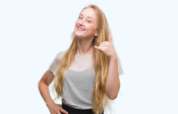 Blonde Teenagerin Maulwurf Hemd Lächelt Und Macht Telefongesten Mit Händen — Stockfoto