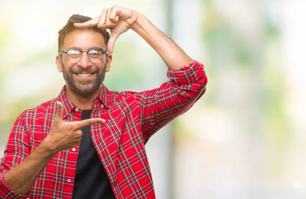 Volwassen Spaanse Man Dragen Van Bril Geïsoleerde Achtergrond Glimlachend Maken — Stockfoto