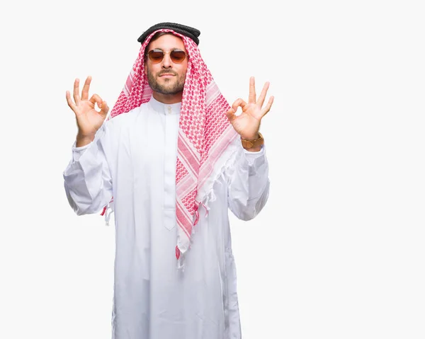 Junger Gutaussehender Mann Der Keffiyeh Über Isoliertem Hintergrund Trägt Entspannt — Stockfoto