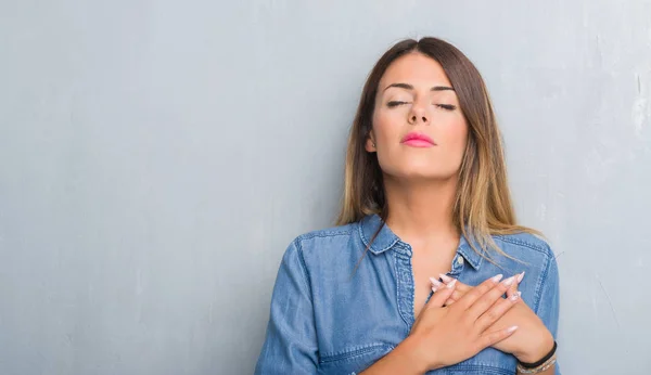 Ung Vuxen Kvinna Över Grunge Grå Vägg Klädd Denim Outfit — Stockfoto