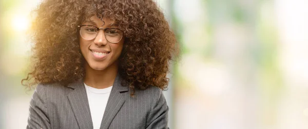 Africká Americká Obchodní Žena Nosí Brýle Šťastný Obličej Úsměvem Překřížené — Stock fotografie