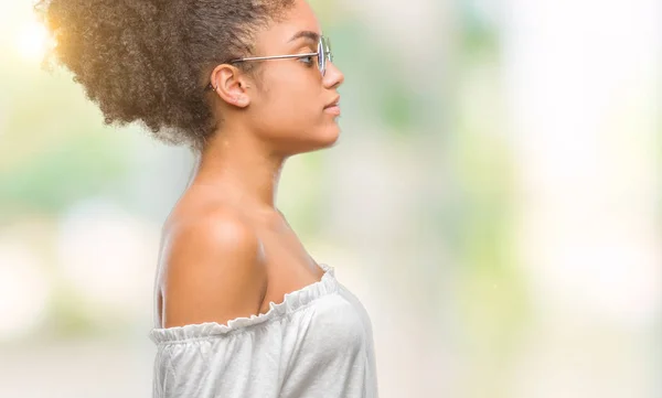 Młody Afro American Kobieta Nosi Okulary Białym Tle Patrząc Bok — Zdjęcie stockowe