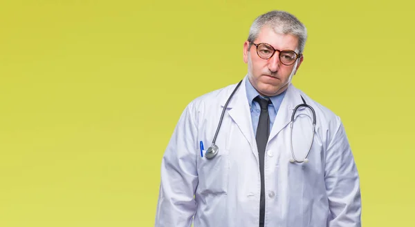 Gutaussehender Oberarzt Mit Isoliertem Hintergrund Deprimiert Und Besorgt Über Die — Stockfoto