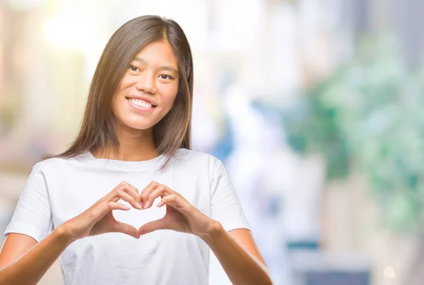 Jonge Aziatische Vrouw Geïsoleerde Achtergrond Glimlachend Liefde Met Hartsymbool Vorm — Stockfoto